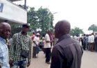 Kisangani : les fonctionnaires réclament leur salaire du mois de février devant First Bank
