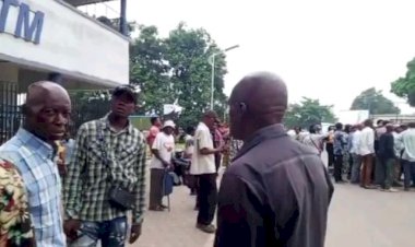 Kisangani : les fonctionnaires réclament leur salaire du mois de février devant First Bank
