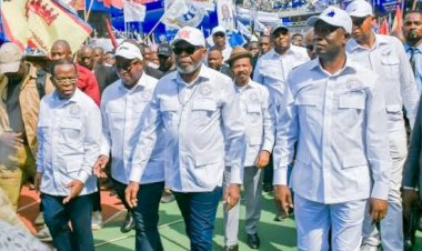 Union sacrée : le présidium couvert de boue