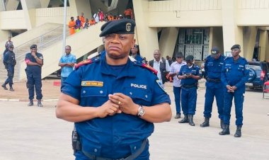 Les policiers qui ne sont pas en service ne doivent pas porter d'armes (Blaise Kilimbalimba)