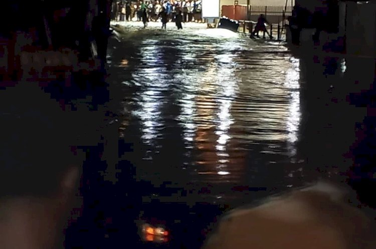 Inondations à Bandal : le quartier Makelele sous l'eau, les habitants obligés de sortir nuitamment avec leurs meubles
